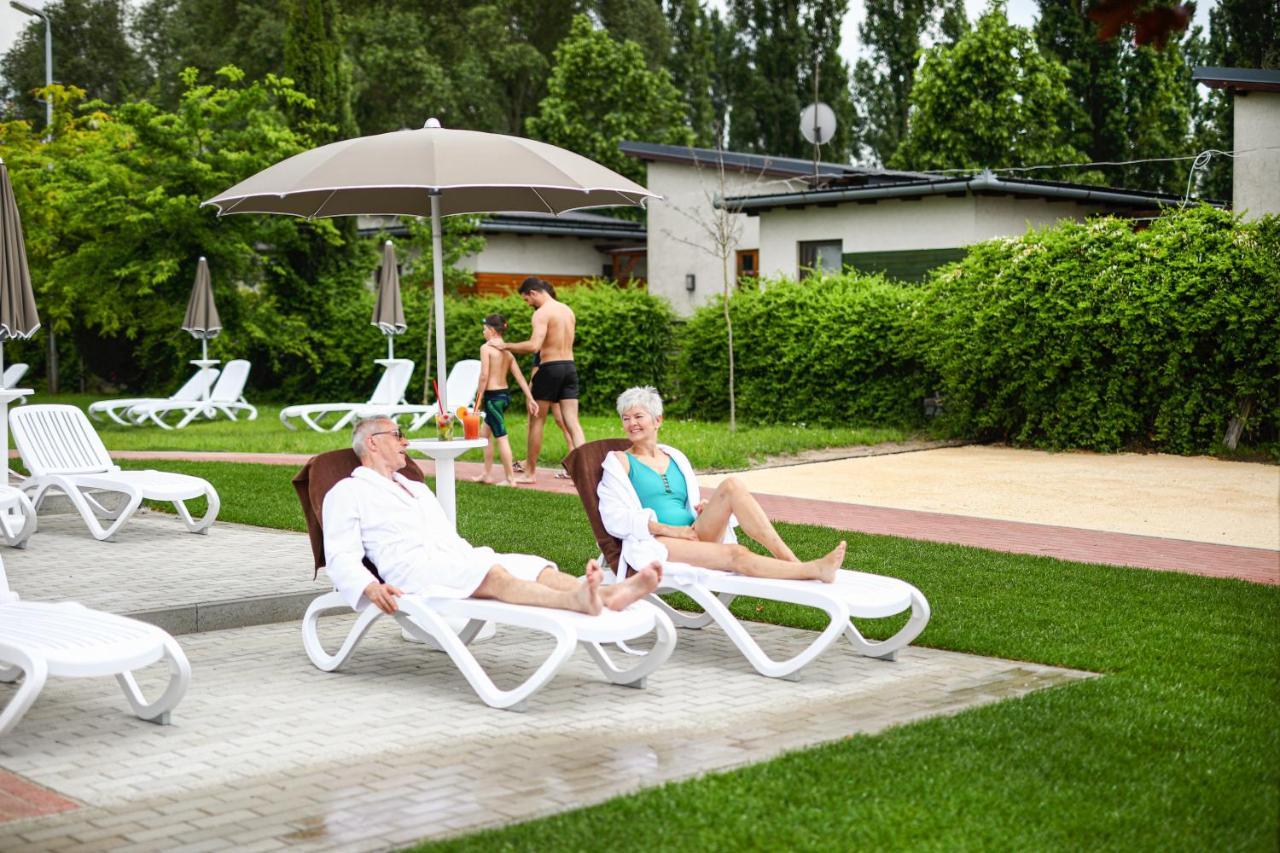 Barack Thermal & Natura Apartments Tiszakecske Exterior photo